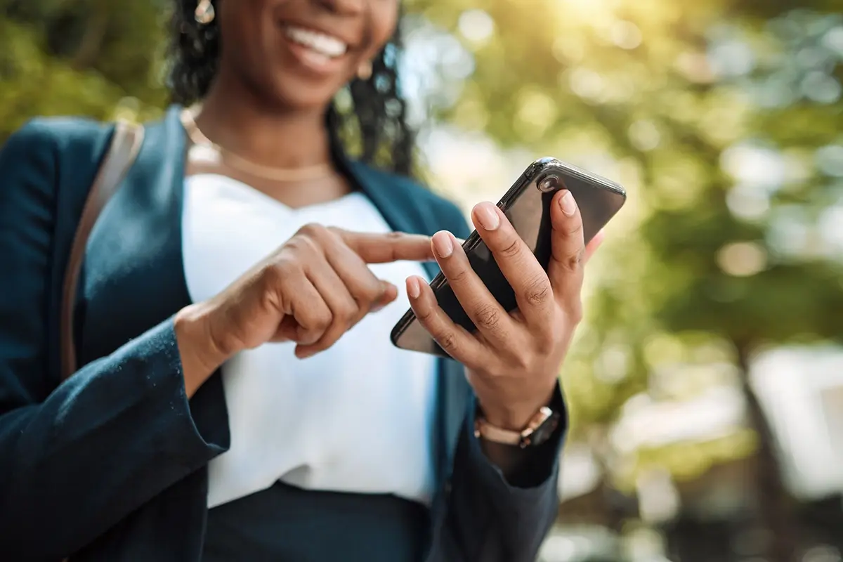 Women-Phone-Scrolling-Outdoors