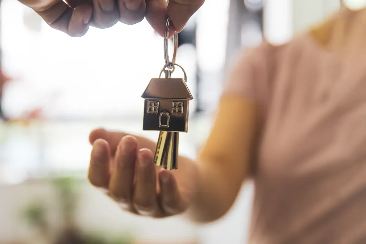 handing-over-house-keys-1200x800